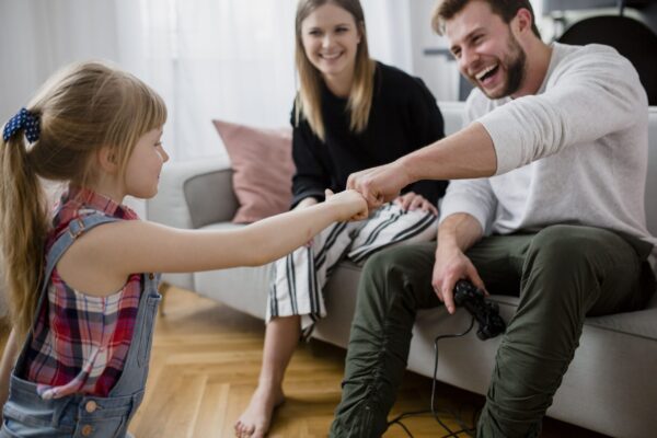 starten met opvoeden ouders en kind familie-stoten-vuisten voor afspraken maken